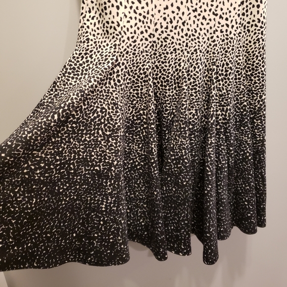 Saks Fifth Avenue Animal Print Dress Size 2 Red Saks Fifth Avenue - Picture 3 of 10